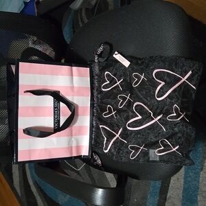 VICTORIA SECRET GIFT BAG SET